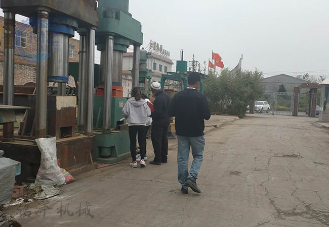 非洲埃塞比亞客戶來訪訂購液壓磚機